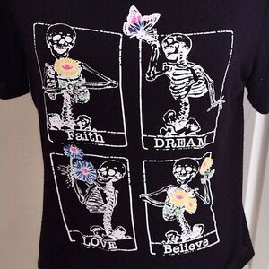 Vintage Skull and flowers black graphic Tee M